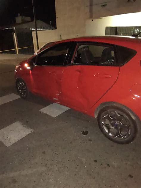 Fuerte choque entre un auto y una moto dejó una persona internada