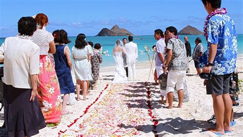 Hawaiian Beach Wedding - Lanikai Wedding Company