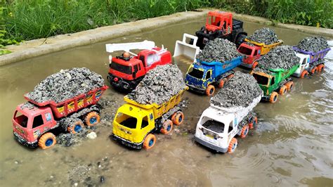 Membersihkan Mobil Truk Tronton Pasir Dan Menemukan Mobil Mobilan Truk