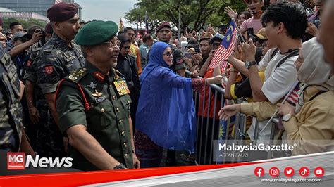 MGNews Agong Dan Permaisuri Gembira Santuni Rakyat Di Hari Kebangsaan