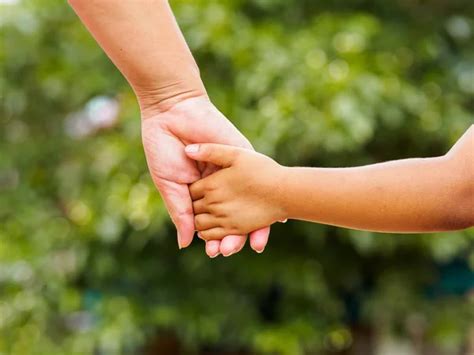 Två Händer Mor Och Dotter Håller Varandra — Stockfotografi © Lipsky