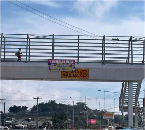 Copaneco le pide perdón a su amada con letreros en puentes