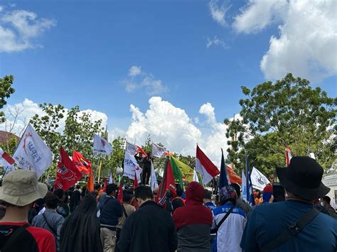 Aksi Unjuk Rasa Buruh Di Depan Kantor Walikota Batam Tuntut Kenaikan