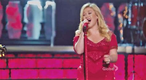 Kelly Clarkson Performs “Run Run Rudolph” During Her 2013 Christmas Special