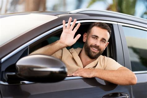 Taxista Barbudo Pensativo Saludando Con La Mano Esperando Al Cliente