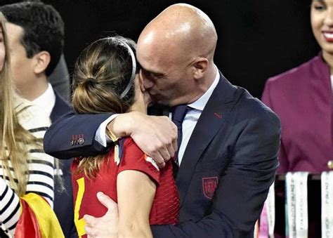 女子w杯優勝の選手にキス、前スペイン・サッカー連盟会長は3年間の活動禁止fifa 読売新聞