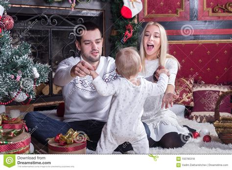 Familia Feliz Que Celebra La Navidad Foto De Archivo Imagen De