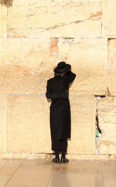 Los Judíos Ruegan En La Pared Occidental En Jerusalén Foto editorial