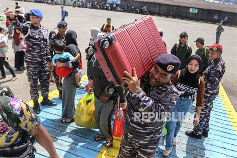 Ratusan Pemudik Arus Balik Diangkut Kapal Perang Menuju Jakarta