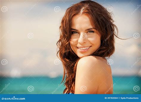 Belle Femme Sur Une Plage Photo Stock Image Du Assez 39783504