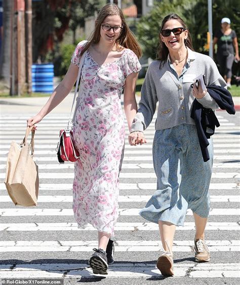 Jennifer Garners Look Alike Daughter Violet 18 Towers Over Her Mom