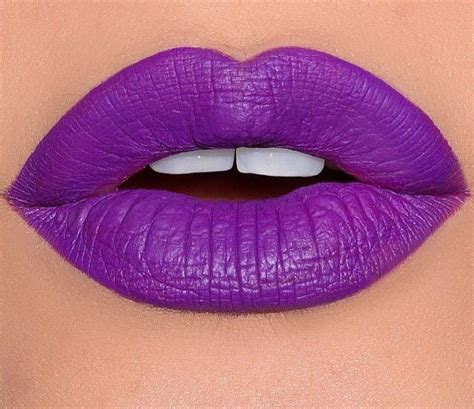 Hot purple lips Dudak makyajı Güzel makyaj Makyaj