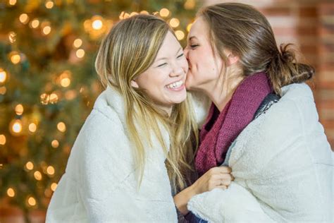 230 Fotos Bilder Und Lizenzfreie Bilder Zu Lesbian Kissing Hot Istock