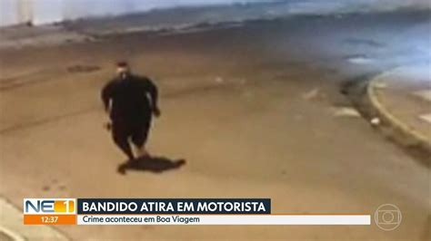 Vídeo Câmera de segurança flagra homem atirando em motorista de carro