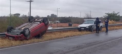 Circunvalación Oeste Dos vehículos chocaron y uno terminó volcando