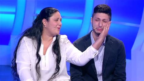 C é Posta per Te madre caccia di casa il marito che augura la morte al figlio gay VIDEO