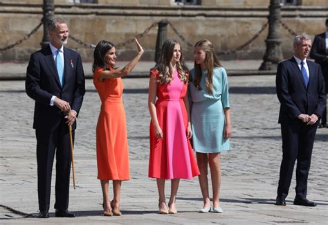 Los Reyes y sus hijas realizan su ofrenda al Apóstol Santiago