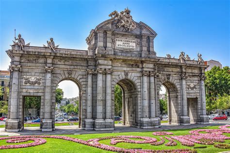 Puerta De Alcal In Madrid Take Photos At A Treasured City Monument