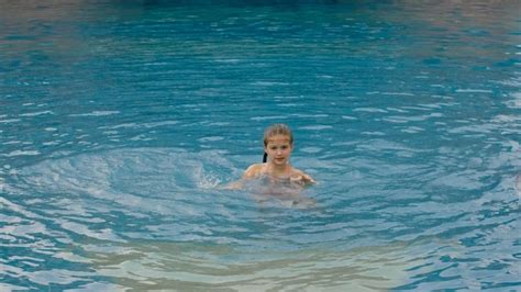 La Petite Fille Mignonne S Amuse Dans La Piscine L Enfant Profite Des