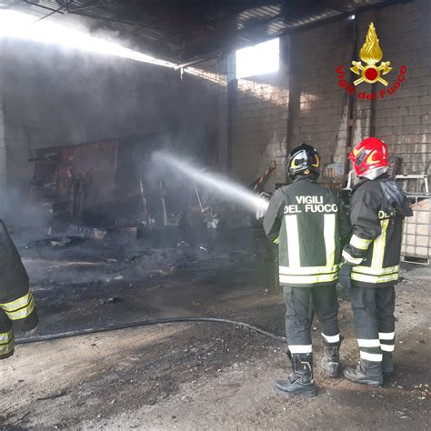 Incendio In Un Azienda Di Calcestruzzo Di Roccabernarda In Fiamme