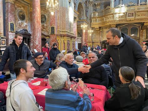 Il Natale del sindaco Lo Russo al pranzo solidale della Comunità di