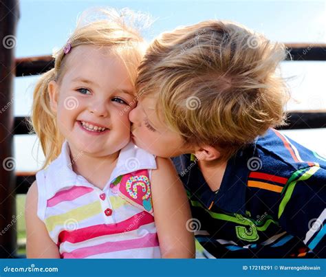 Deux Enfants Dans La Cour De Jeu Image Stock Image Du Blonde Femelle