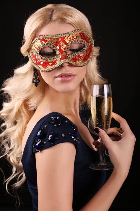 Belle Femme Blonde Dans Le Masque De Carnaval Avec Le Verre De Champagne Image Stock Image Du