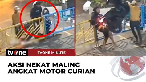 Detik Detik Maling Nekat Angkat Motor Lewati Portal Komplek TvOne