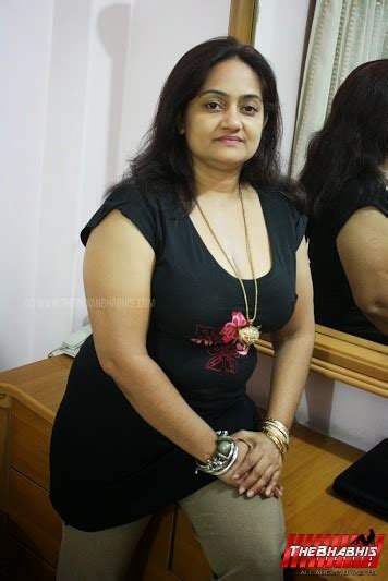 Hot Indian Gujju Bhabhis Cleavage