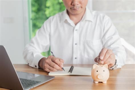 Seção média de um homem usando laptop na mesa Foto Premium