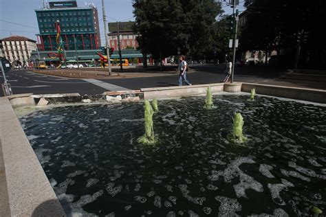 Siccit Chiuse Le Fontane In Centro A Milano Foto