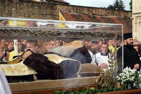 Llegada Del Cuerpo De St Leopold Mandic En La Catedral De Zagreb Foto