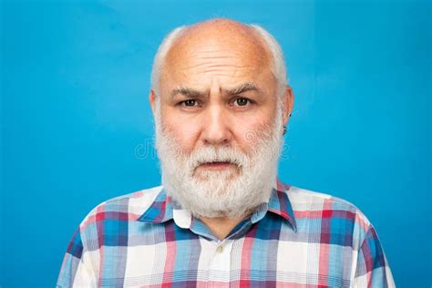 Retrato De Cierre De Un Elegante Anciano Con Barba Gris Aislado En El