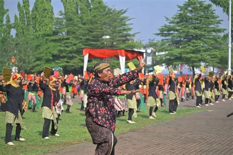 Tari Kolosal Gumregah Di Upacara Hardiknas Purbalingga