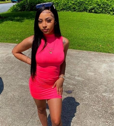 Hot Sexy Selena Davis Bikini Pics