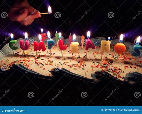 Torta Del Feliz Cumpleaños Con Las Velas Hermosas Foto De Archivo