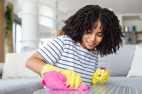 Jovem Linda Arrumando A Sala De Estar E Limpando A Superf Cie Da Mesa