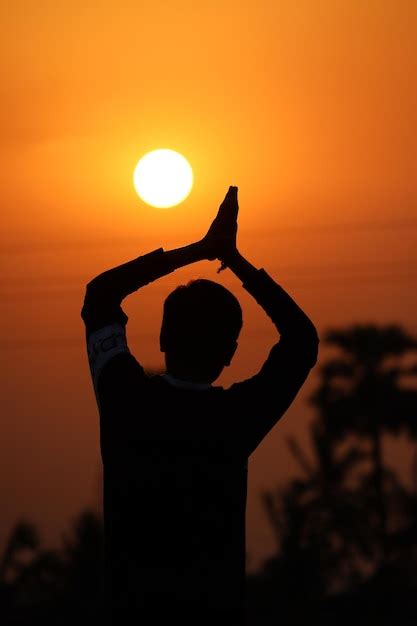 Vista Trasera De La Silueta De Un Hombre De Pie Al Atardecer Foto Premium