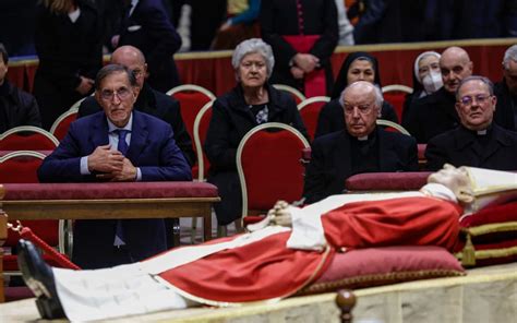 Ratzinger Ultimo Giorno Di Omaggio A San Pietro Domani Il Funerale