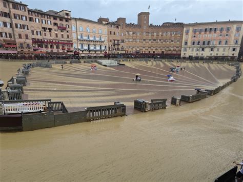 Palio Il Video Dell Acquazzone Su Piazza Del Campo Gazzetta Di Siena