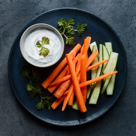 Palitos De Cenoura E Pepino Molho De Iogurte Vegano