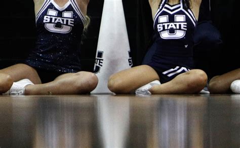 Photos Meet The Cheerleader Going Viral At Ncaa Tournament The Spun