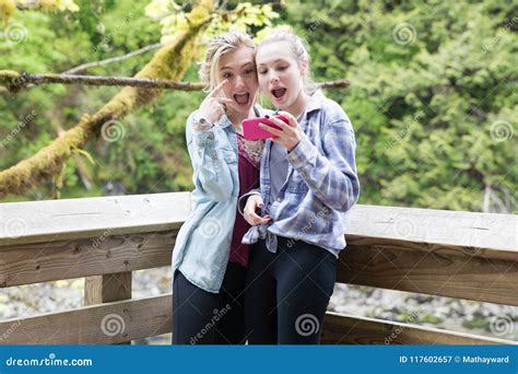 Adolescentes Que Toman Un Selfie Imagen De Archivo Imagen De Pantalla