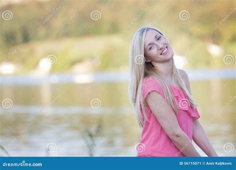 Het Glimlachen Van Vrij Blonde Jonge Vrouw Bij De Oever Van Het Meer Stock Afbeelding Image Of