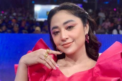 Belum Setahun Cerai Dewi Perssik Sudah Dilamar Pilot Chatnews Indonesia