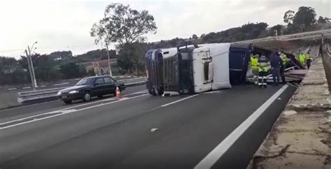 Carreta Carga De Madeiras Tomba E Interdita Parcialmente A Rodovia