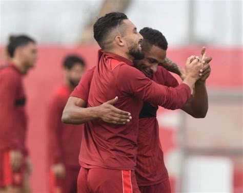 El Sevilla FC Entrena Con Fernando Y Nianzou Antes Del Derbi