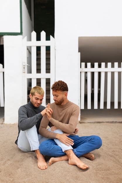 Casal Gay Passando Tempo Juntos Na Praia Foto Gr Tis