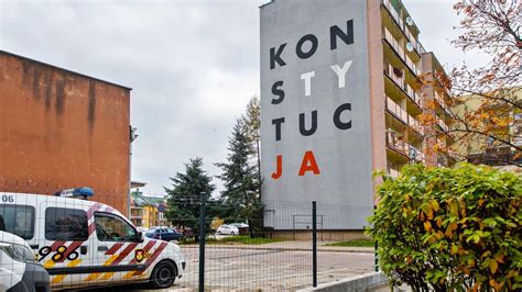 Dawid Dobrogowski on Twitter Mają mural KONSTYTUCJA a blok w