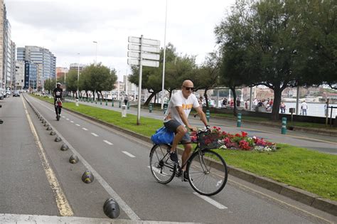 En Im Genes Los Ciclistas Aplauden La Vuelta Del Carril Bici Junto Al